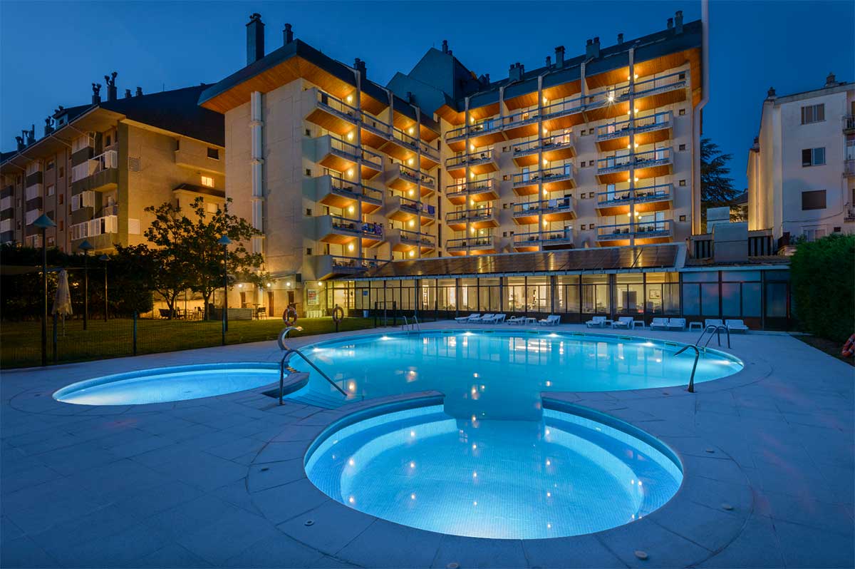 Piscinas y espacio de ocio en Hotel Oroel y Spa JACA